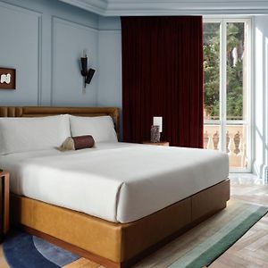 Camera con letto king size d'angolo